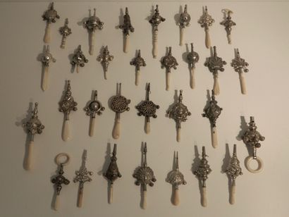 Importante collection de trente et un hochets...