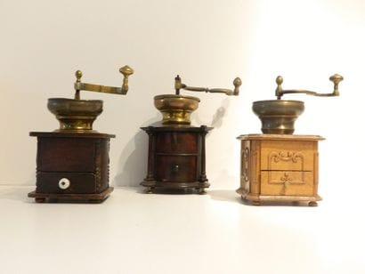 Ensemble de trois moulins à café dont un...