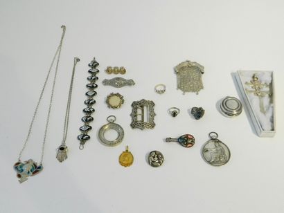 Varia de bijoux et de menus objets : croix,...