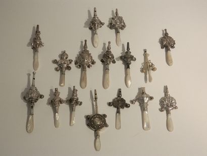 Importante collection de seize hochets à...
