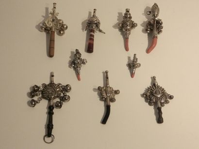 Ensemble de neuf hochets à manche de corail,...