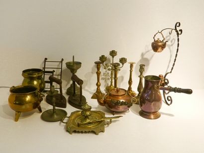 Varia de cuivres et d'étains anciens : bouilloire...