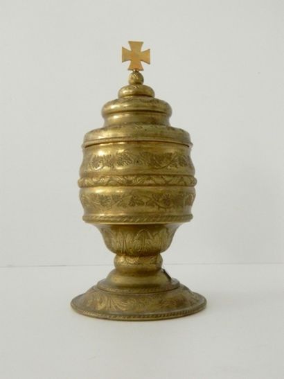 Ciboire, XXe, laiton gravé, h. 24 cm.