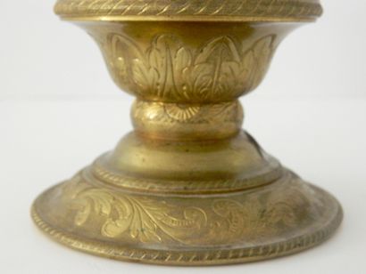 Ciboire, XXe, laiton gravé, h. 24 cm.