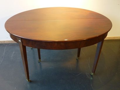 Table ovale, pieds en gaine à roulettes,...