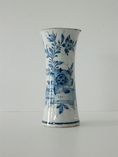 DELFT
Vase de forme cornet à décor floral...