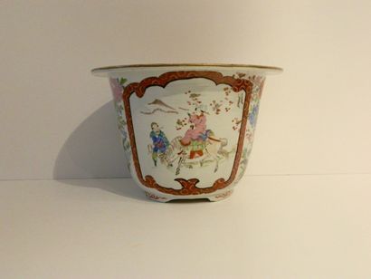 CHINE
Cache-pot à décor animé dans des réserves...
