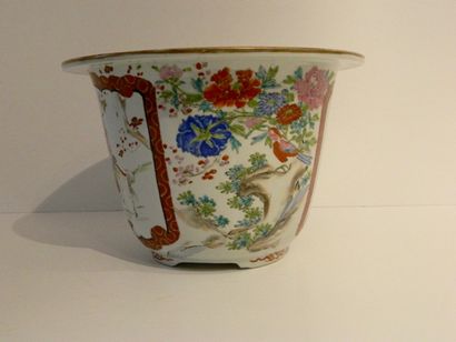 CHINE
Cache-pot à décor animé dans des réserves...