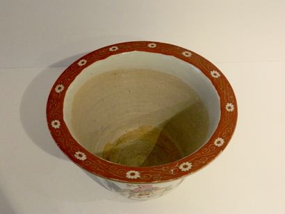 CHINE
Cache-pot à décor animé dans des réserves...