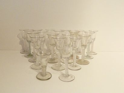 CHÊNÉE
Suite de dix-huit verres sur pied,...