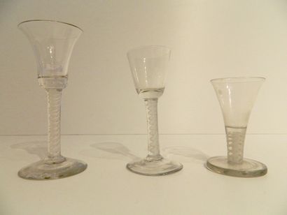 CHÊNÉE
Suite de dix-huit verres sur pied,...