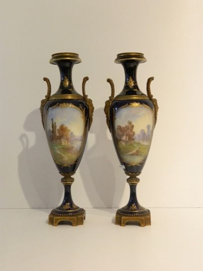 Paire de vases-fuseaux ansés à décor de tableaux...