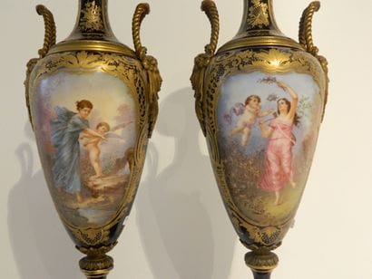 Paire de vases-fuseaux ansés à décor de tableaux...