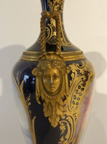 Paire de vases-fuseaux ansés à décor de tableaux...