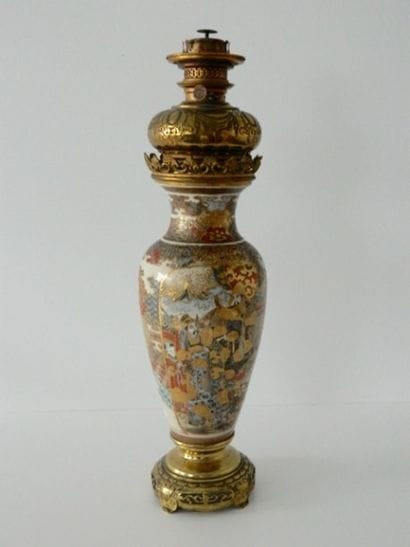JAPON, vase à décor animé dans des réserves...