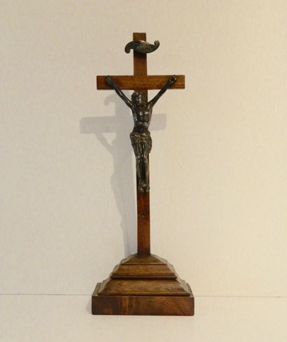 Crucifix, XIXe, métal argenté et bois, h....