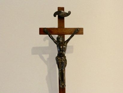 Crucifix, XIXe, métal argenté et bois, h....