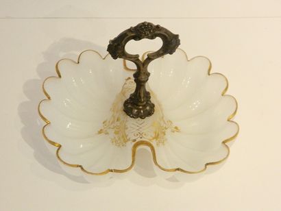 Plat en double conque, XIXe, opaline rehaussée...