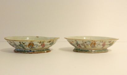 CHINE
Paire de coupes ovales à décor animé...