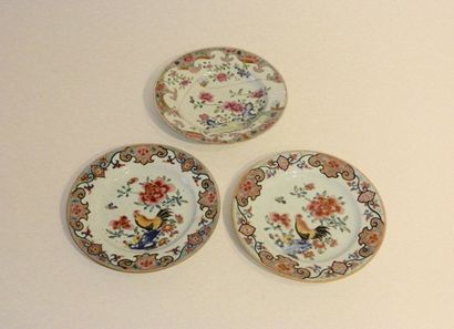 CHINE
Trois assiettes aux décors en émaux...