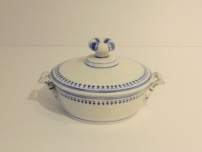 TOURNAI
Légumier couvert, décor au gland...