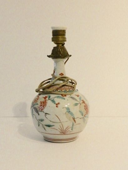CHINE
Petit vase-bouteille monté en lampe,...