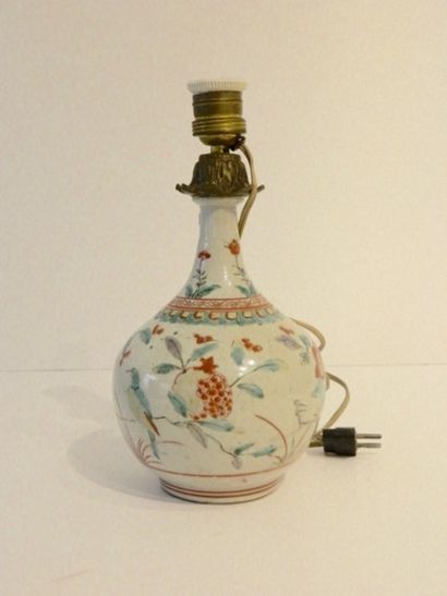 CHINE
Petit vase-bouteille monté en lampe,...