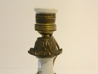 CHINE
Petit vase-bouteille monté en lampe,...