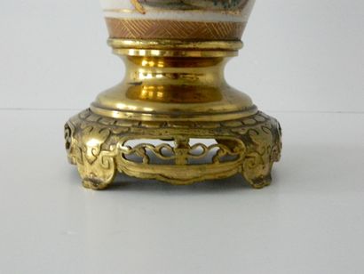 JAPON, vase à décor animé dans des réserves...