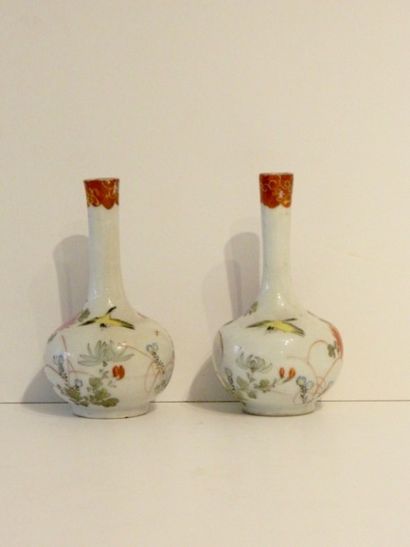 JAPON
Fausse paire de petits vases-bouteilles...