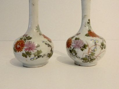 JAPON
Fausse paire de petits vases-bouteilles...