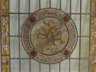 Vitrail rond orné d'une Vierge à l'Enfant...