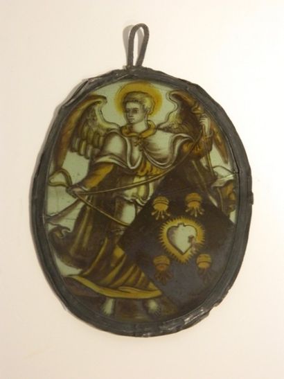 Petit vitrail ovale orné d'un ange portant...
