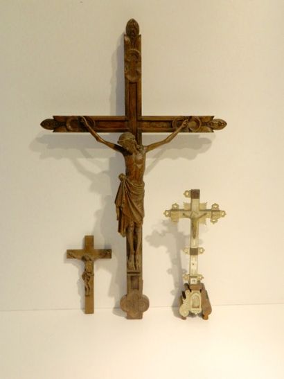 Ensemble de trois crucifix, XIXe, bois sculpté,...