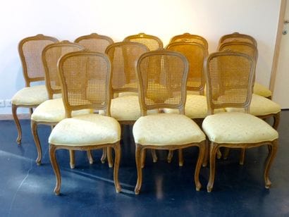 Suite de douze chaises en cabriolet de style...