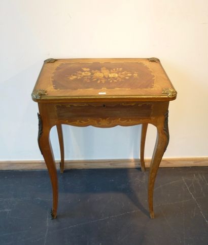 Table à ouvrage de style Louis XV ornée de...