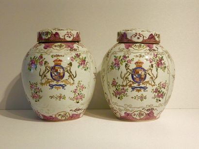CHINE
Paire de jarres couvertes à décor floral...