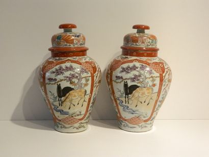 CHINE
Paire de potiches couvertes à décor...