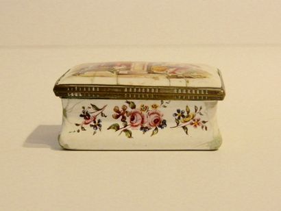 Boîte à priser rectangulaire à décor floral...
