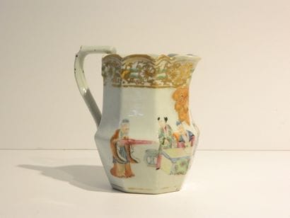 CHINE
Cruchon à pans au décor animé en émaux...