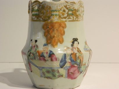 CHINE
Cruchon à pans au décor animé en émaux...