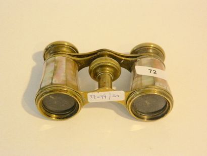 Jumelles de théatre, XIXe, laiton et nacre,...