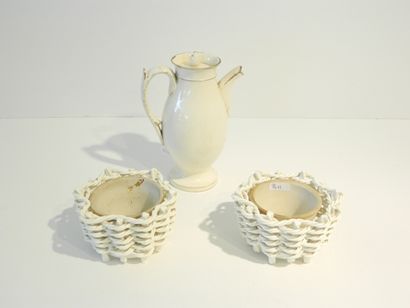 Paire de corbeilles tressées en faïence fine,...