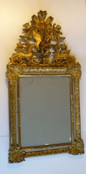 Miroir à parcloses d'époque Régence sommé...