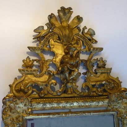 Miroir à parcloses d'époque Régence sommé...