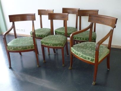 Suite de deux fauteuils et quatre chaises...