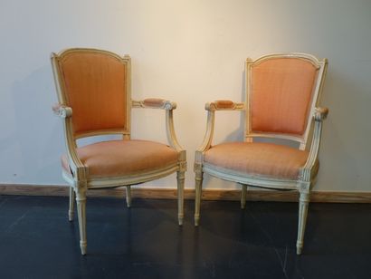 Paire de fauteuils en cabriolet de style...