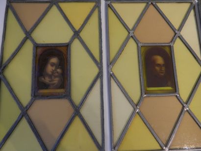 Belle suite de douze vitraux ornés d'après...