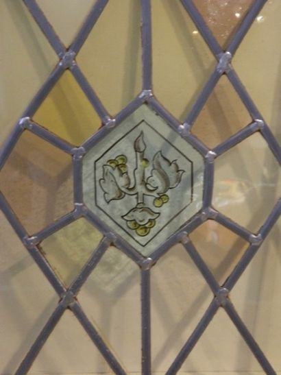 Suite de douze vitraux ornés d'un motif végétal,...