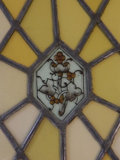 Suite de douze vitraux ornés d'un motif végétal,...